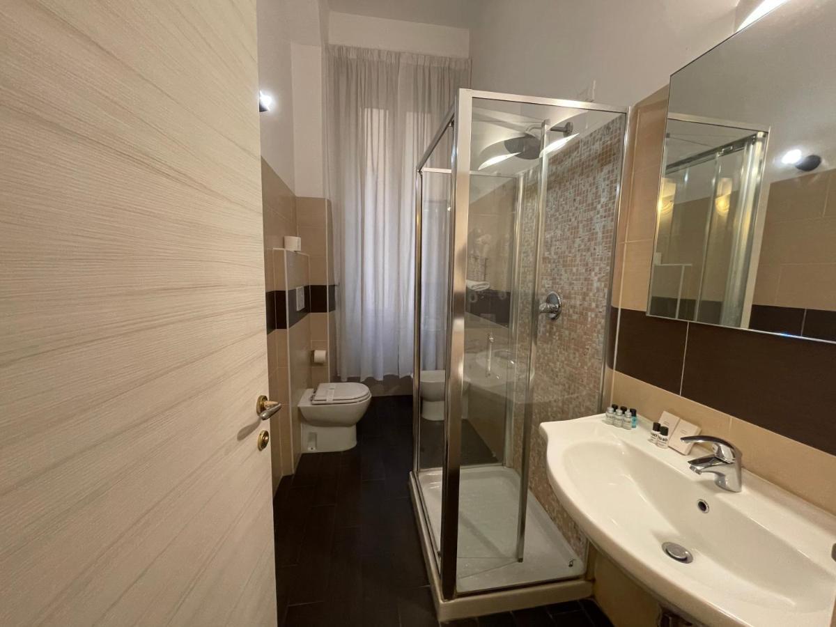 Comfort Triple Room Shower