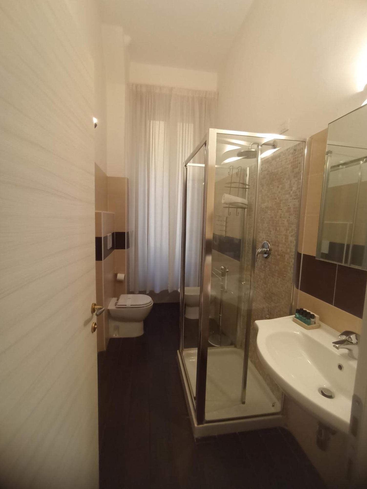Comfort Triple Room Shower