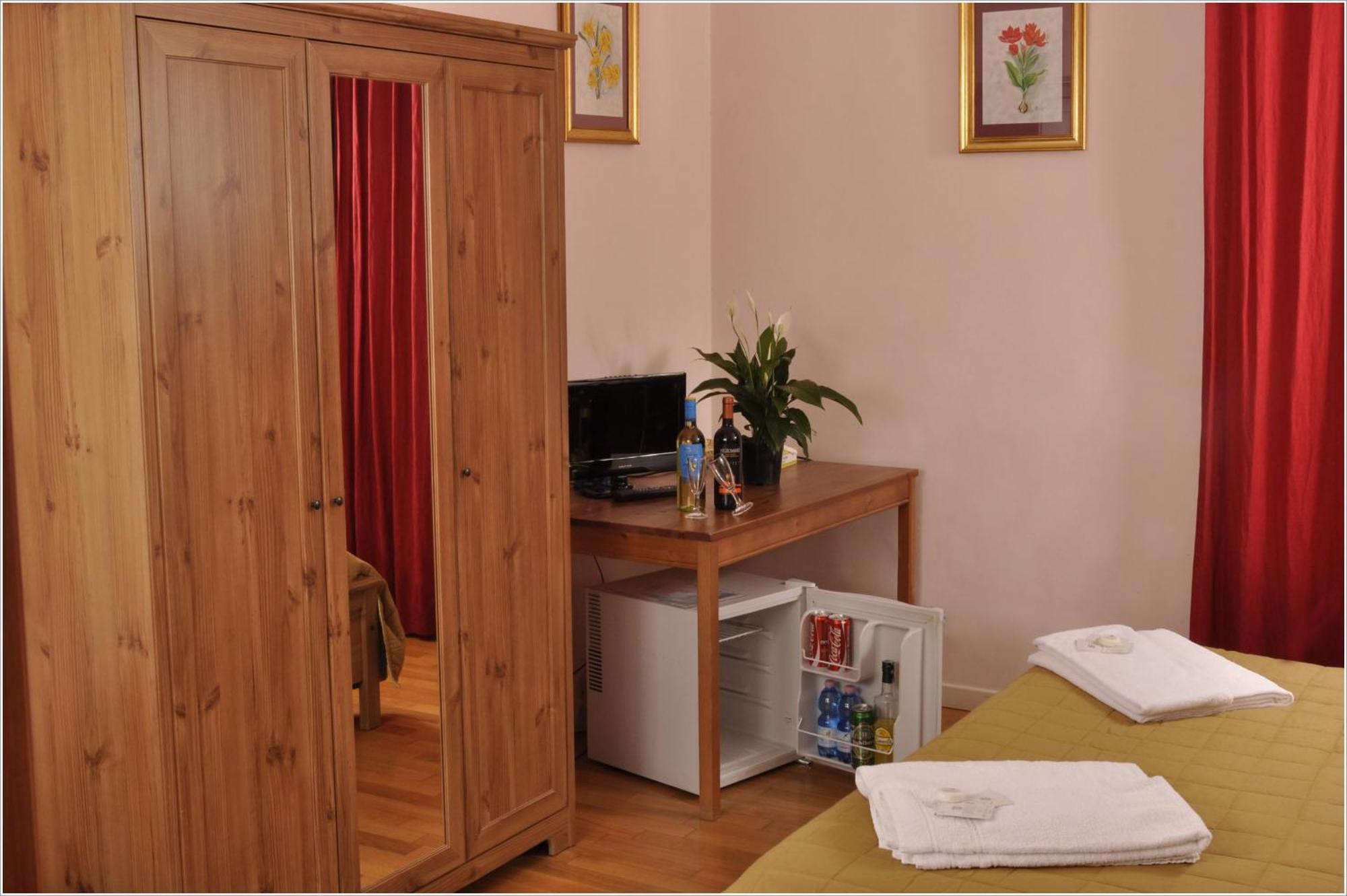 Camera Matrimoniale/Doppia con Letti Singoli con Bagno Privato Interno